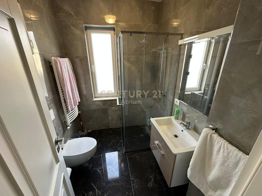 SHITET APARTAMENT 2 + 1 + 2 ME VERANDE NE KINOSTUDIO 1