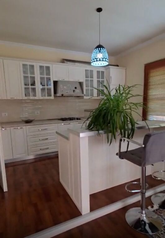 Vendiamo villa a tre piani a Porcelan