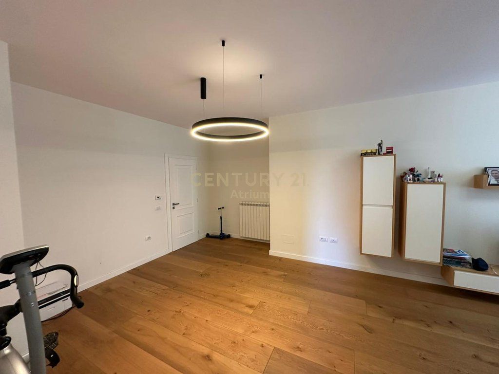 SHITET APARTAMENT 2 + 1 + 2 ME VERANDE NE KINOSTUDIO 1
