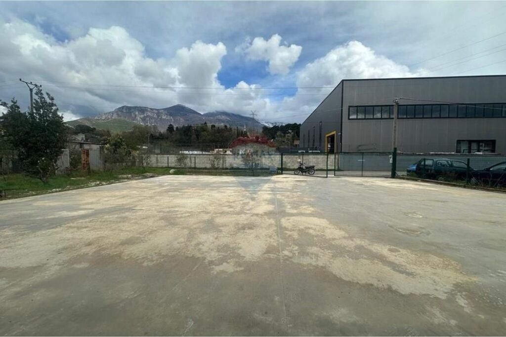 Negozio/Magazzino - In Affitto - Via Myslym Keta, Tirana