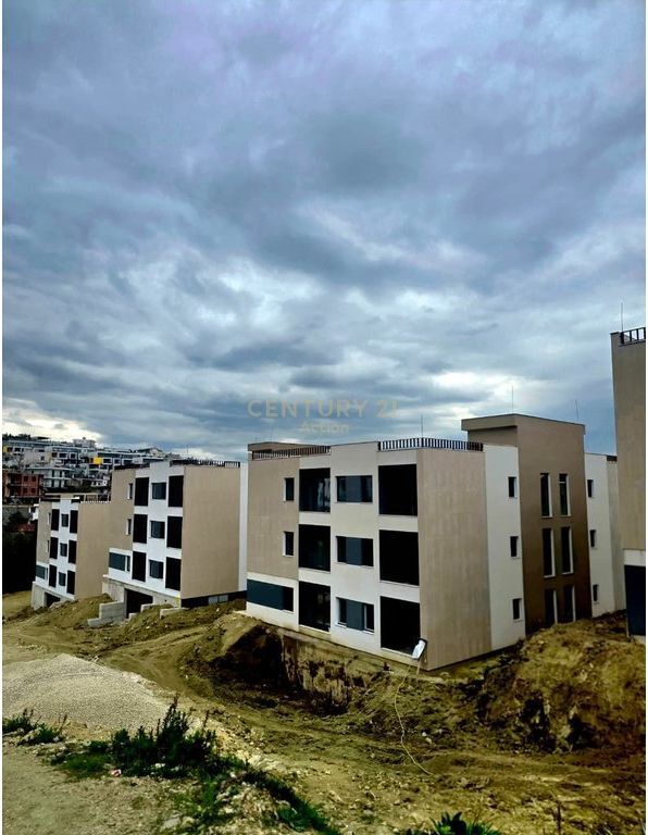 Klering!!!Shesim apartament 3+1+2 ne Dajt!