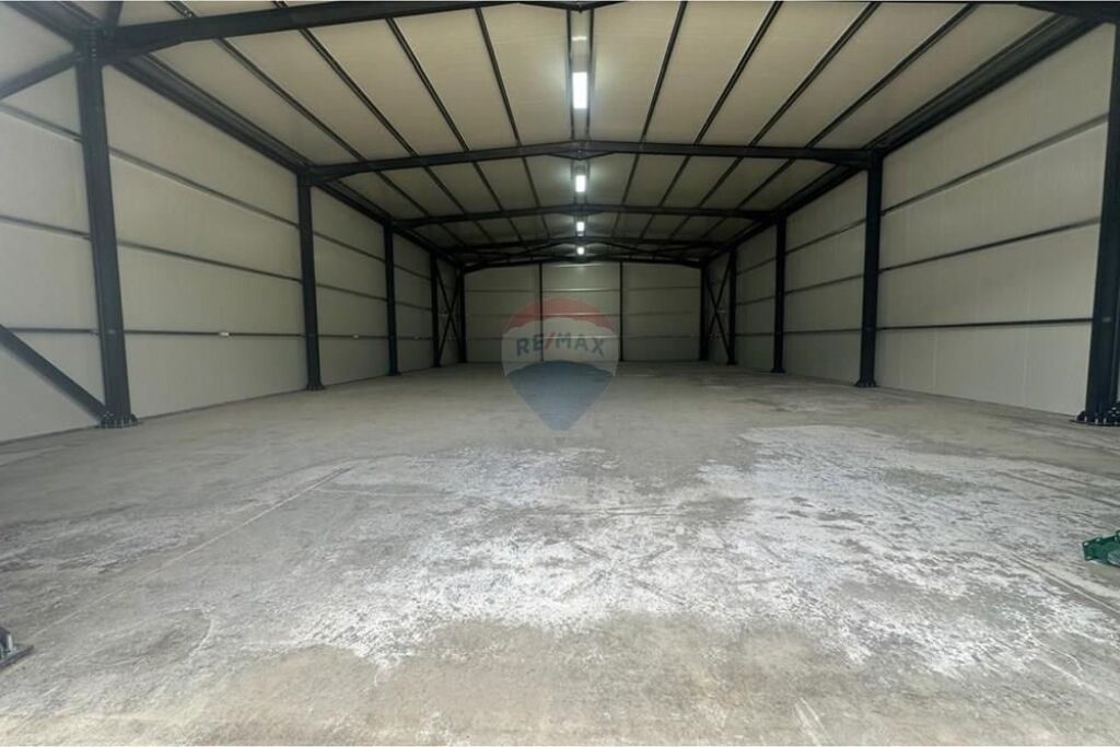 Negozio/Magazzino - In Affitto - Via Myslym Keta, Tirana