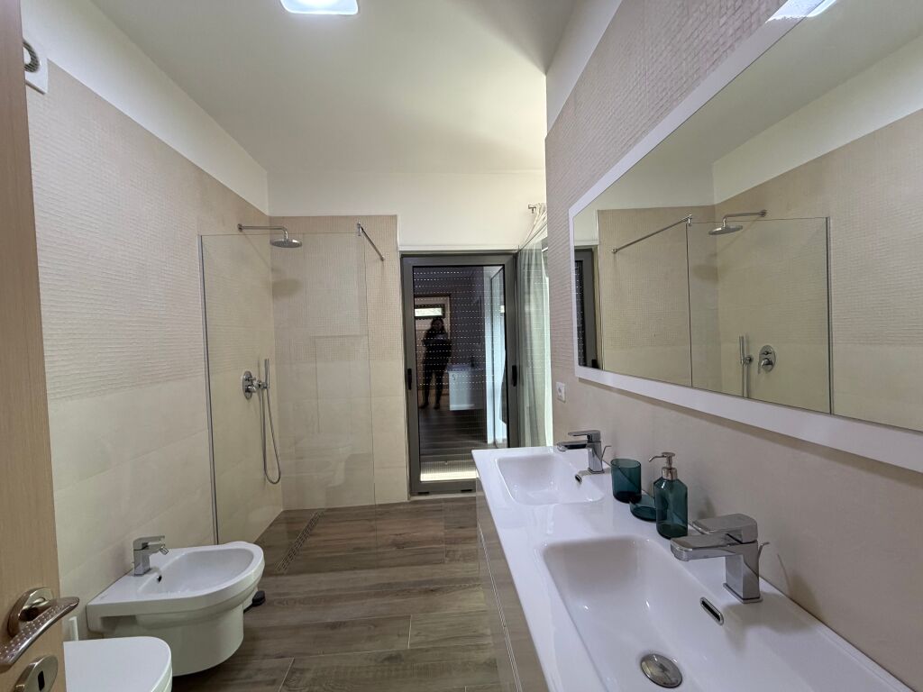 Jepet me qera vilë 3+1+oborr+garazhd në Rezidence Private në Mullet