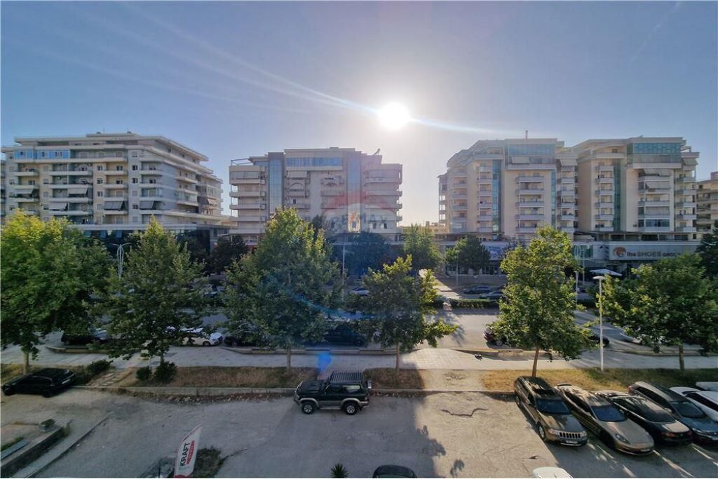 Apartament Ekskluziv 3+1+2 + Verandë në Shitje