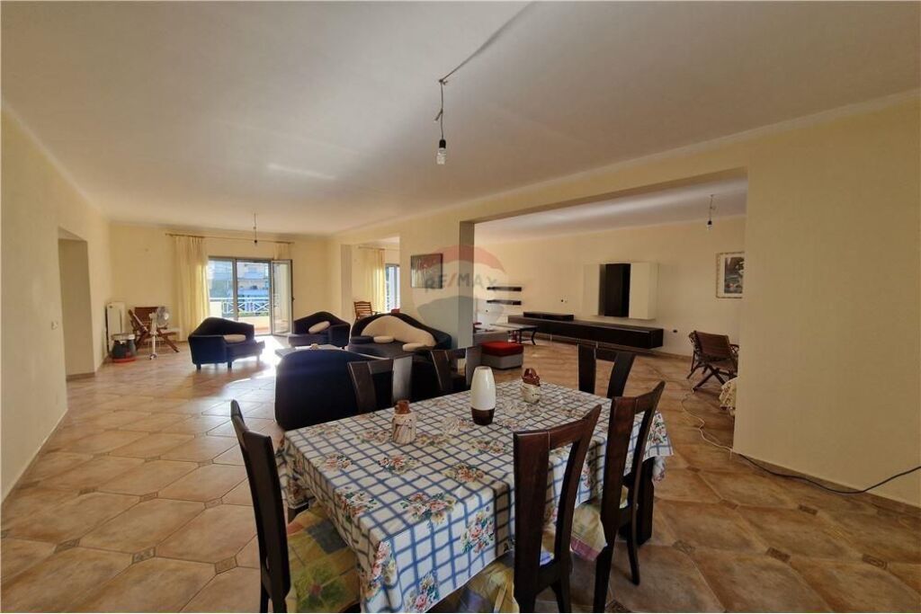 Apartament Ekskluziv 3+1+2 + Verandë në Shitje