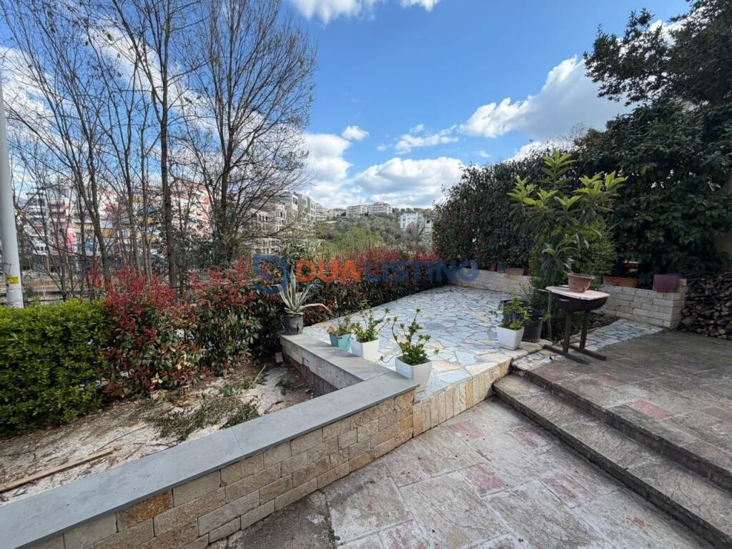 Affittasi appartamento 2+1 con cortile e posto auto presso il Giardino Zoologico