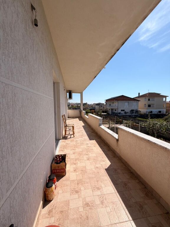 Villa su 3 Piani in Vendita – 2° Piano Abitabile, Strada Secondaria Spiaggia, Durrës