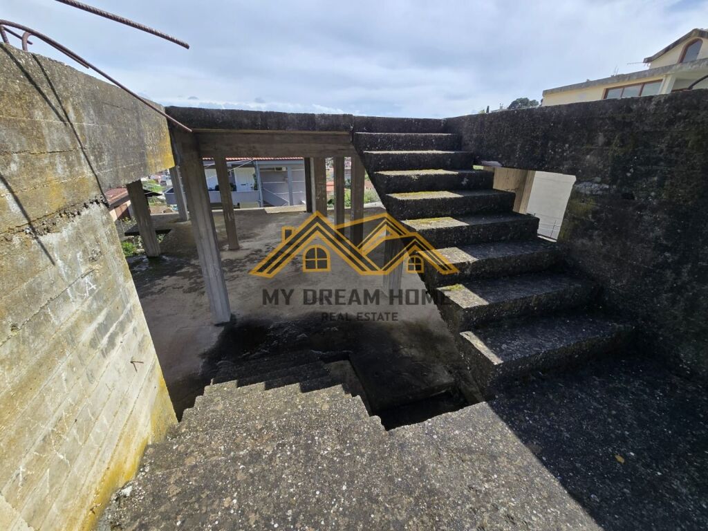 VENDESI IN VENDITA KARABINAR VICINO A VILA ZOGUT