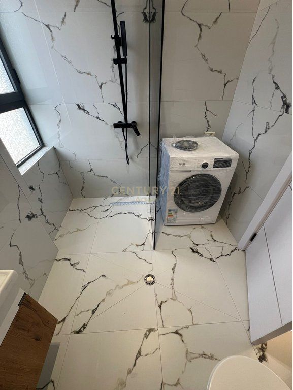 Shitet 2+1 tek rruga Kavajes