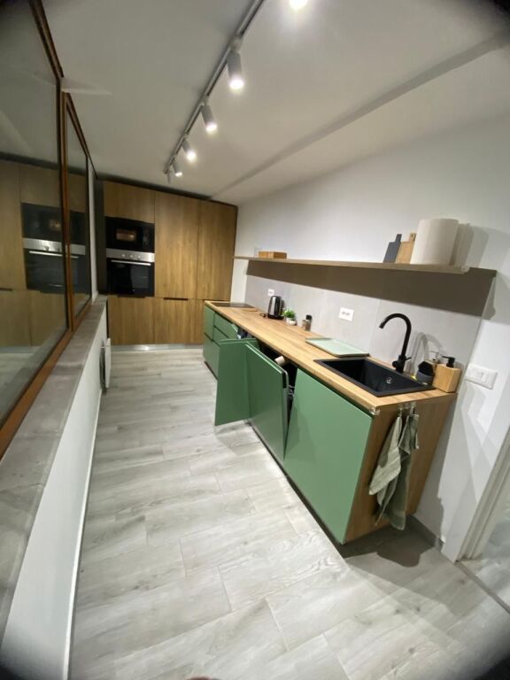 Appartamento 2+1 con 2 balconi in vendita in seconda fila sul mare