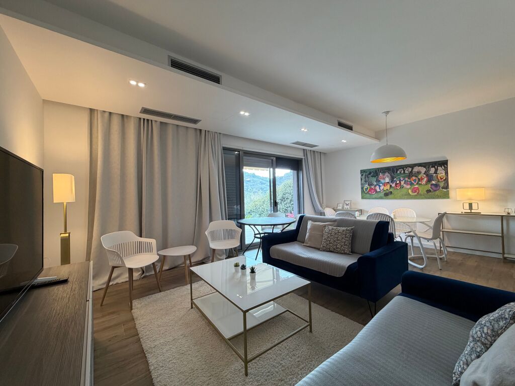 Jepet me qera vilë 3+1+oborr+garazhd në Rezidence Private në Mullet