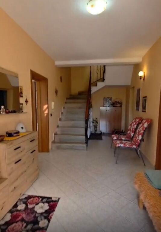 Vendiamo villa a tre piani a Porcelan