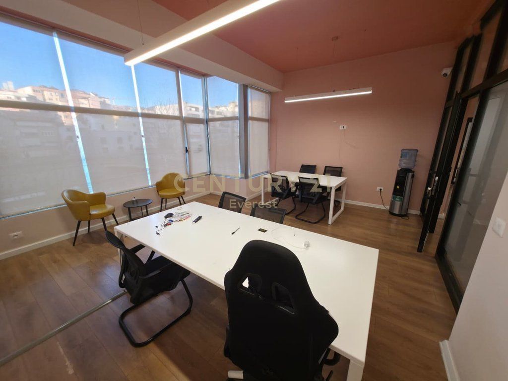 COMUNE DI PARIGI, UFFICIO IN AFFITTO