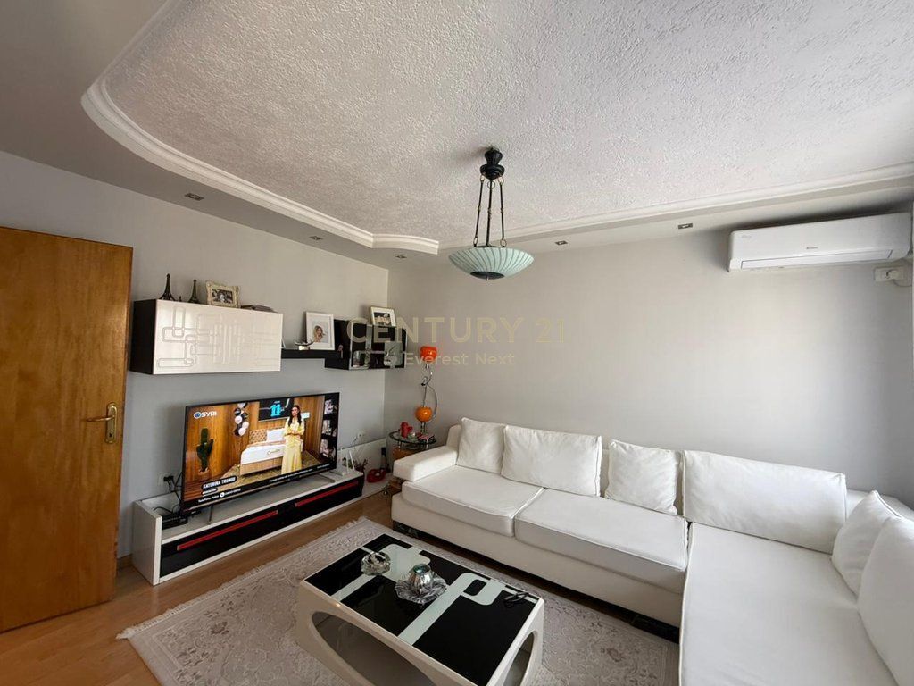 Shitet Apartament 2+1 tek Sheshi Shtraus