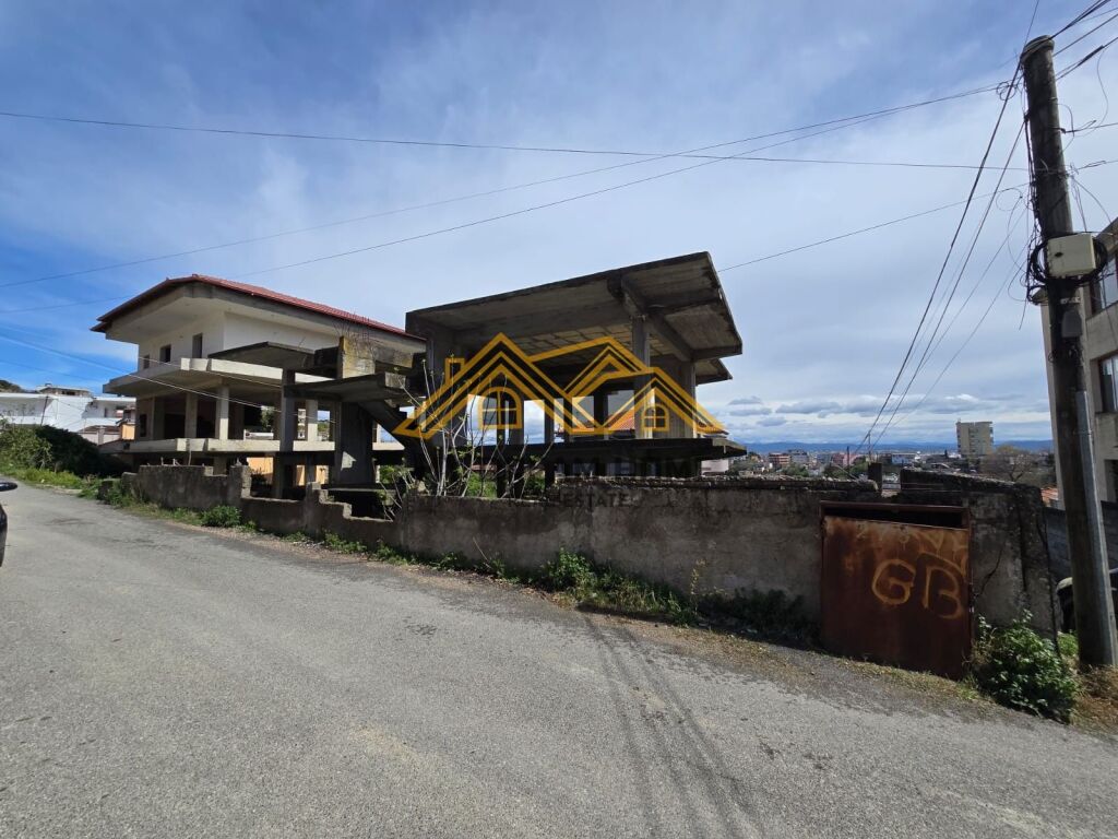 VENDESI IN VENDITA KARABINAR VICINO A VILA ZOGUT