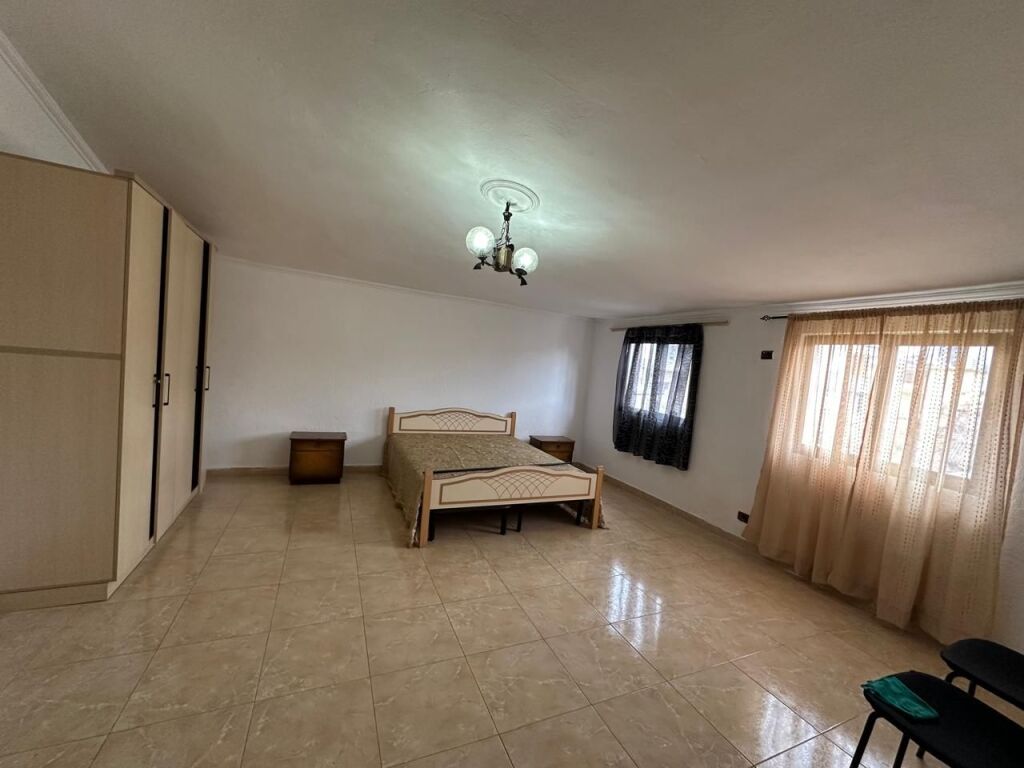 🏢Via Durazzo, vicino all'Hotel Colosseo, affittasi appartamento 2+1+2+deposito, arredato. 50.000 Leke   