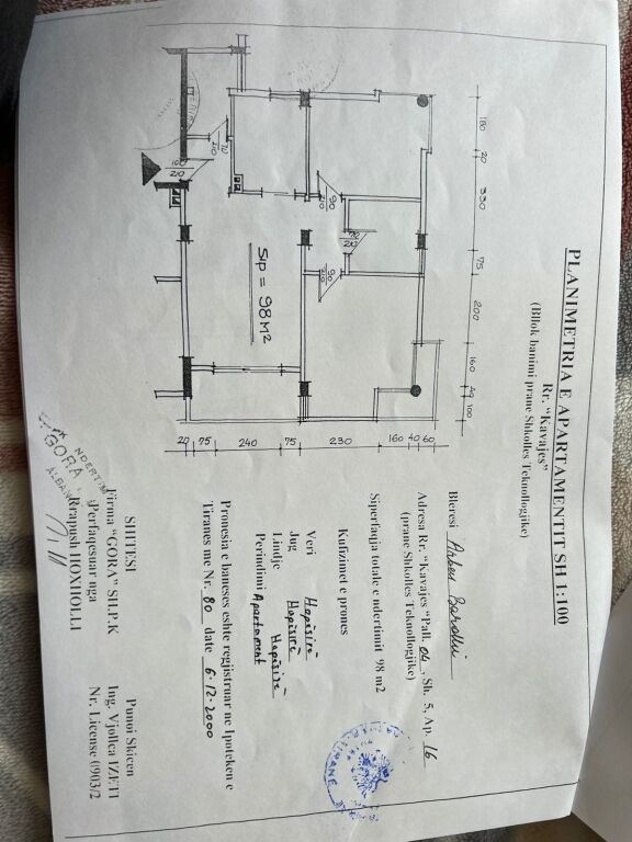 Shitet 2+1 tek rruga Kavajes