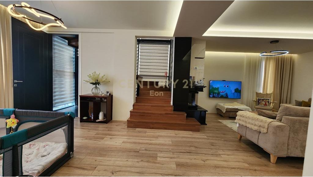 VILLA SU DUE PIANI IN VENDITA A SPIAGGIA DURRES!