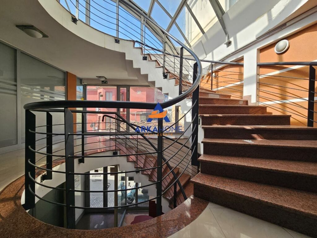 JEPET AMBIENT ZYRE ME QERA 72M2 "PAZARI I RI" 1100 EURO