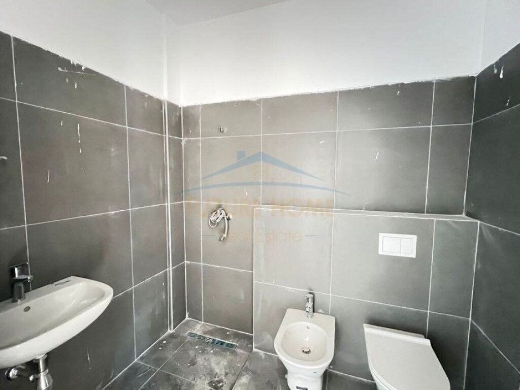 Shitet, Apartament 2+1+2+ Post Parkim, Rruga Sadik Petrela, Kompleksi ASL 2