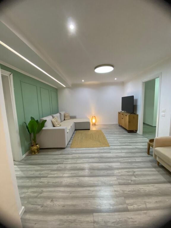 Appartamento 2+1 con 2 balconi in vendita in seconda fila sul mare