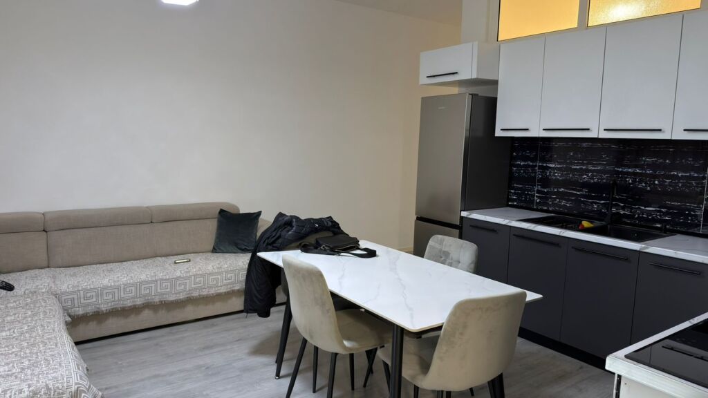 🏢Rruga 5 Maji,prane Emerald Center jepet me qera apartament 2+1  i mobiluar  700Euro    