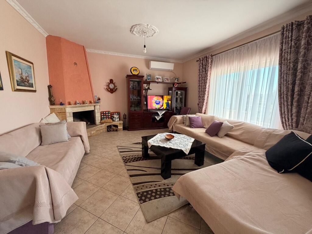 Villa su 3 Piani in Vendita – 2° Piano Abitabile, Strada Secondaria Spiaggia, Durrës