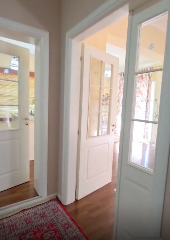 Vendiamo villa a tre piani a Porcelan