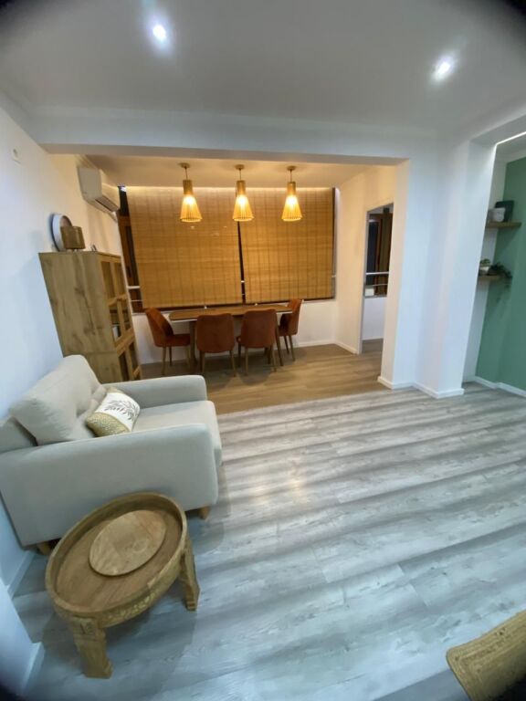 Appartamento 2+1 con 2 balconi in vendita in seconda fila sul mare