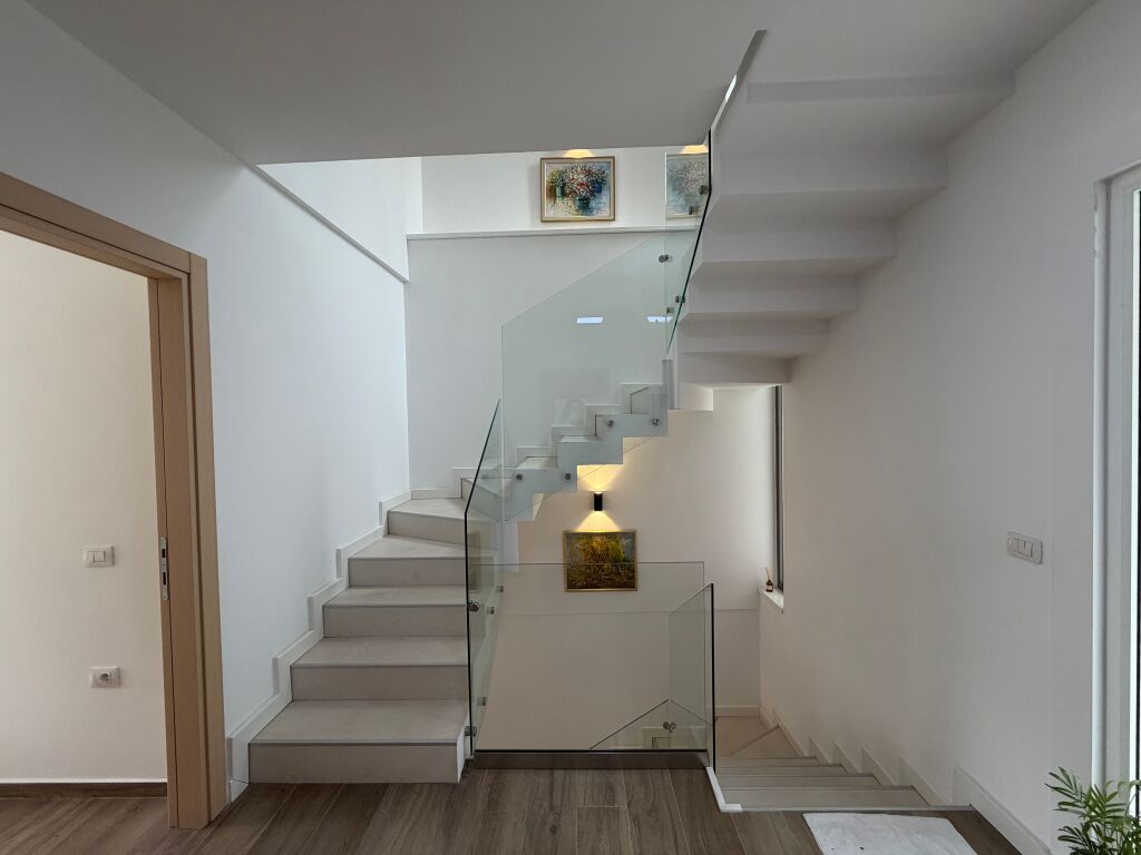 Jepet me qera vilë 3+1+oborr+garazhd në Rezidence Private në Mullet