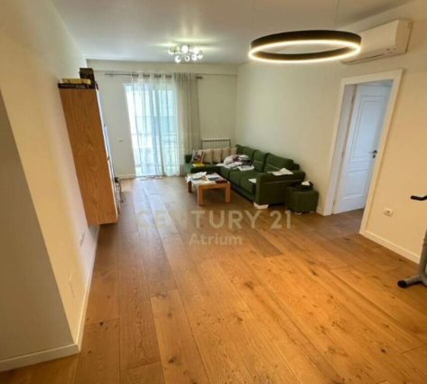 VENDESI APPARTAMENTO 2 + 1 + 2 CON VERANDA