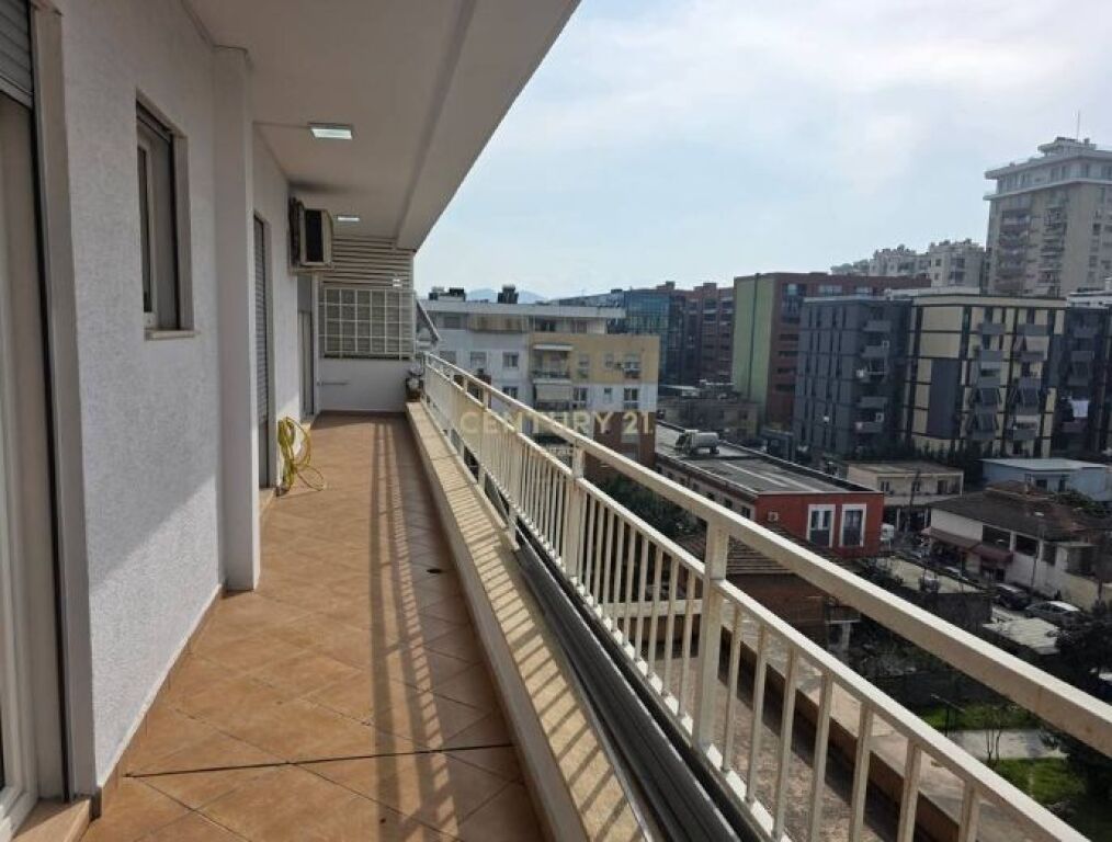 Shitet Apartament 2+1+depo