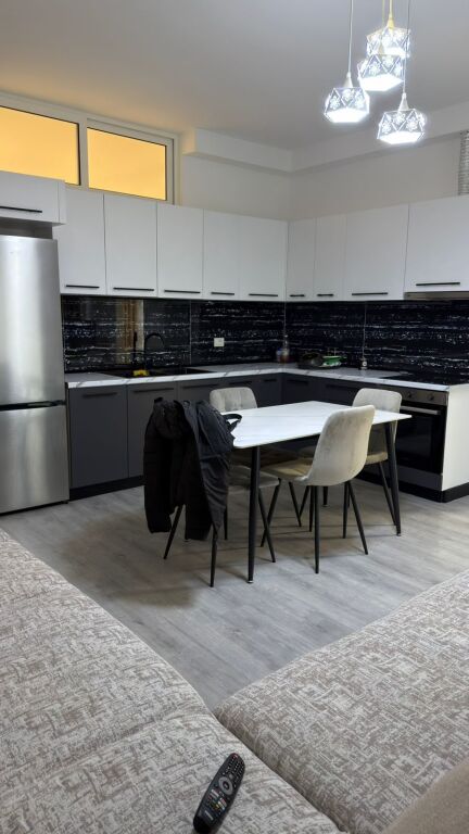 🏢Rruga 5 Maji,prane Emerald Center jepet me qera apartament 2+1  i mobiluar  700Euro    