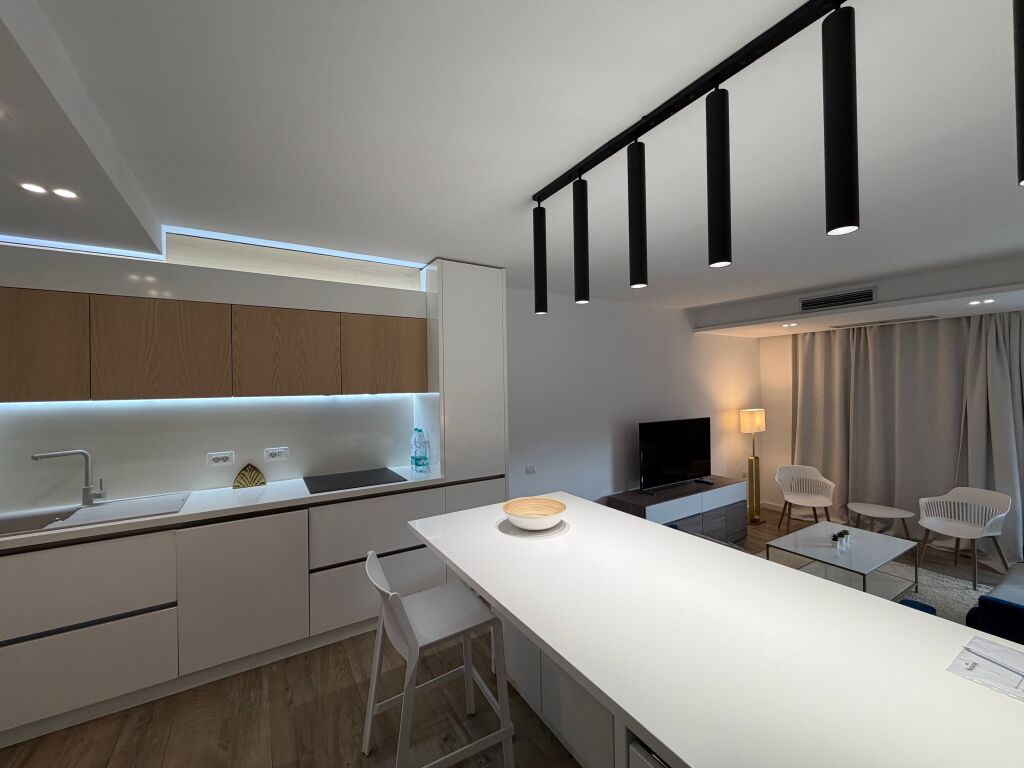 Jepet me qera vilë 3+1+oborr+garazhd në Rezidence Private në Mullet