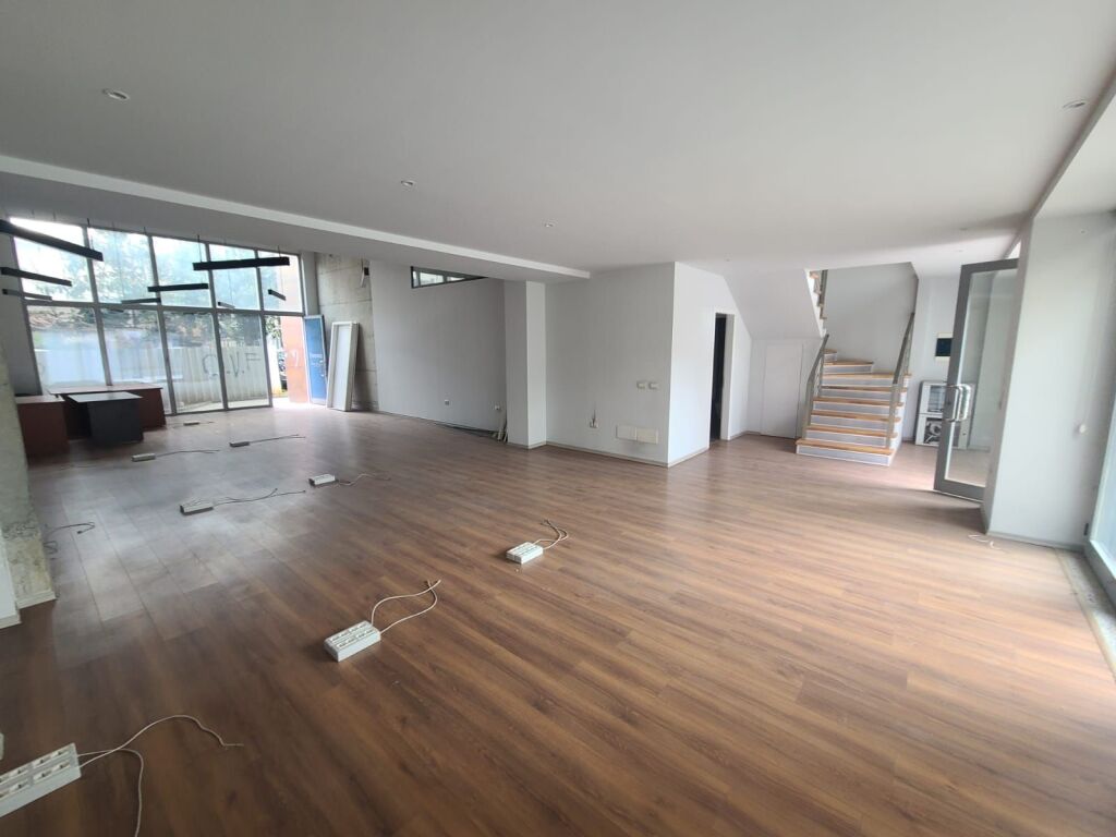 OFFICE FOR RENT 220M2 CENTER