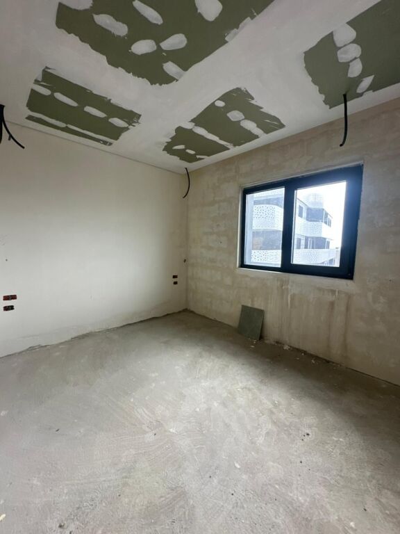 Shitet Apartament 2+1+2