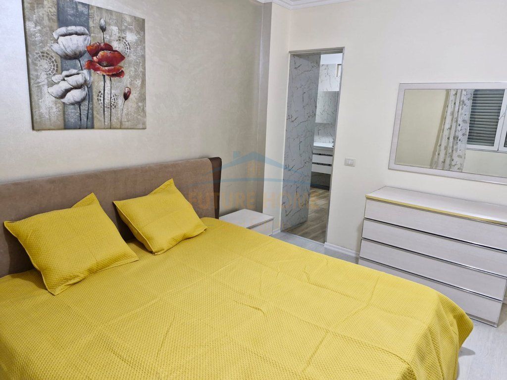 Shitet, Apartament 3+1+2, Porcelan, Tiranë
