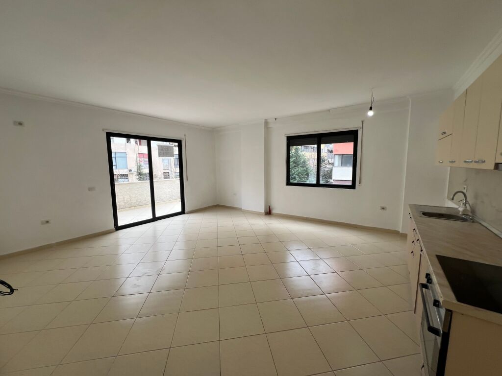 2+1+2 Rrethi i Astirit, Lokacion i Mire