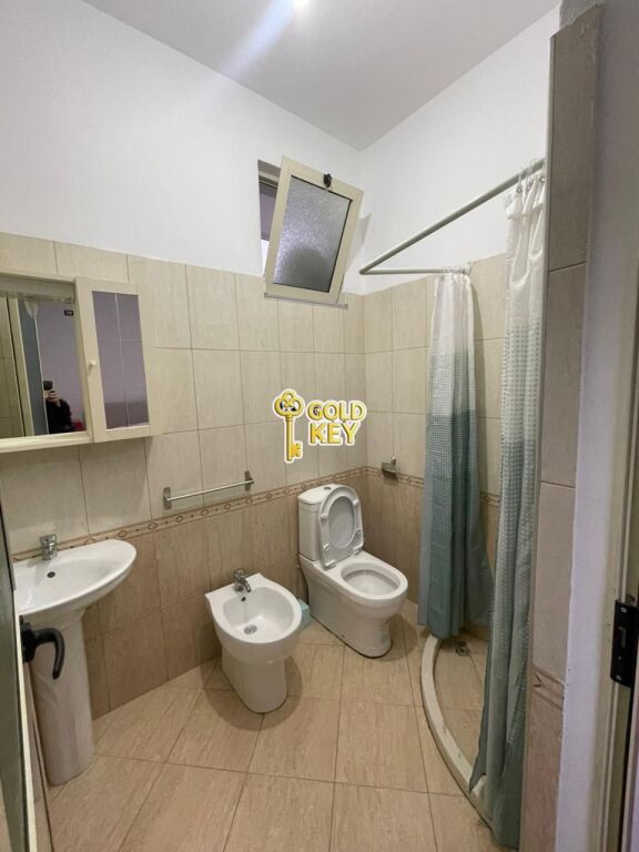 🏡 APARTAMENT ME QERA 2+1 + 2 BANJO – Pranë Vivas Hotel, Plazh Durrës