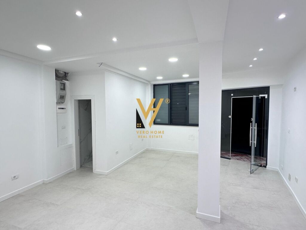 SHOP FOR RENT 40 M2 ON DURRESIT STREET 50,000 LEKE