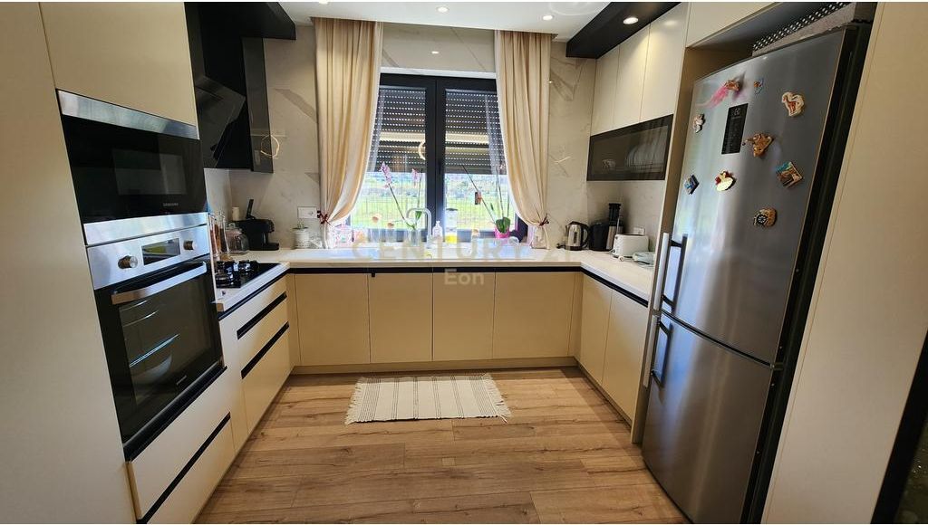 VILLA SU DUE PIANI IN VENDITA A SPIAGGIA DURRES!