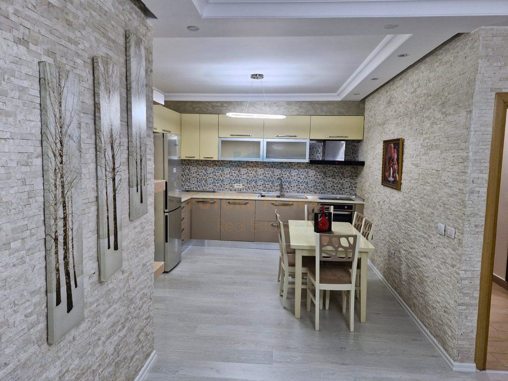 Shitet, Apartament 3+1+2, Porcelan, Tiranë