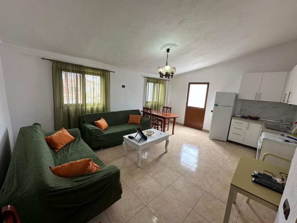 🏢Via Durazzo, vicino all'Hotel Colosseo, affittasi appartamento 2+1+2+deposito, arredato. 50.000 Leke   