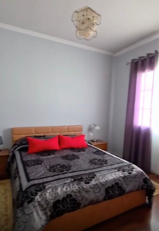 Vendiamo villa a tre piani a Porcelan