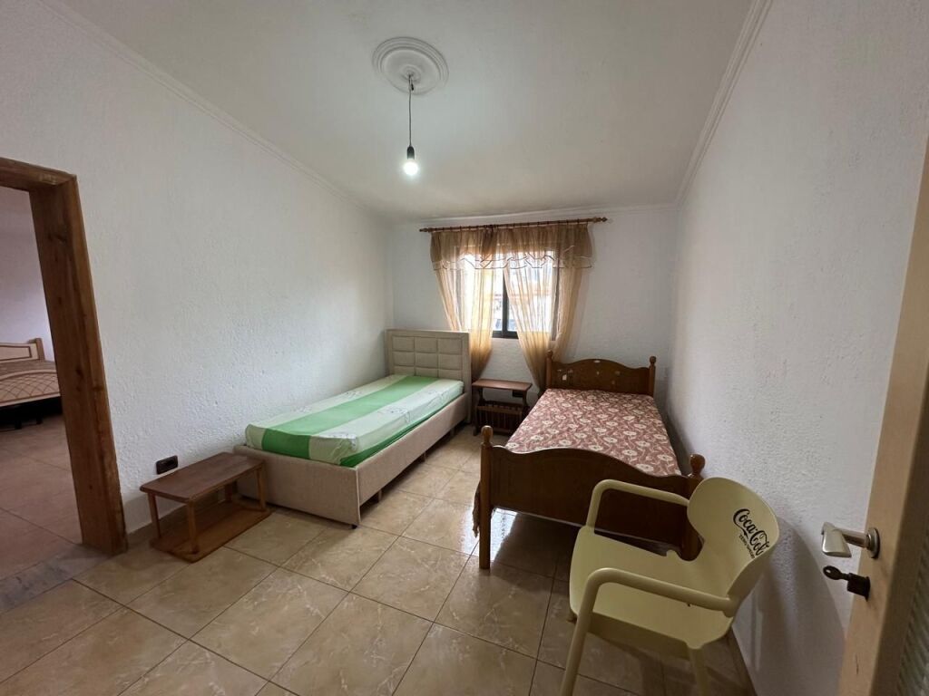 🏢Via Durazzo, vicino all'Hotel Colosseo, affittasi appartamento 2+1+2+deposito, arredato. 50.000 Leke   