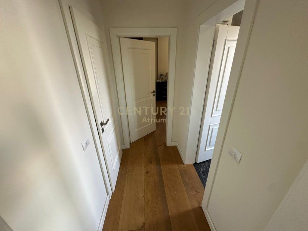 SHITET APARTAMENT 2 + 1 + 2 ME VERANDE NE KINOSTUDIO 1