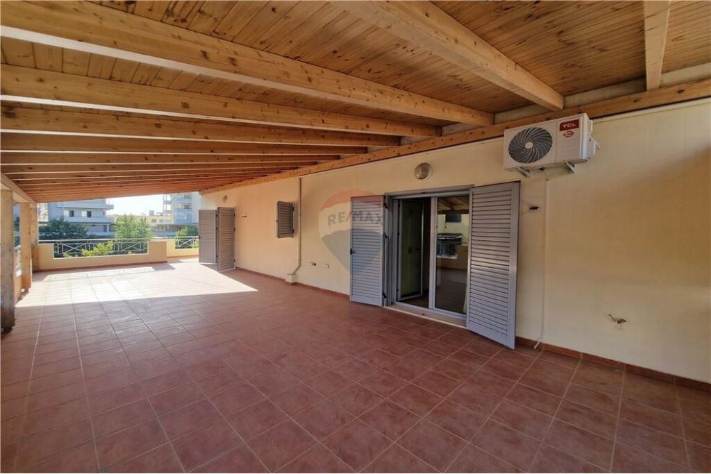 Apartament Ekskluziv 3+1+2 + Verandë në Shitje