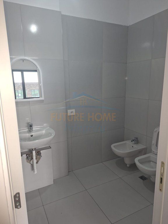 Qera, Apartament 2+1+2, Rruga 5 Maji, Tiranë.