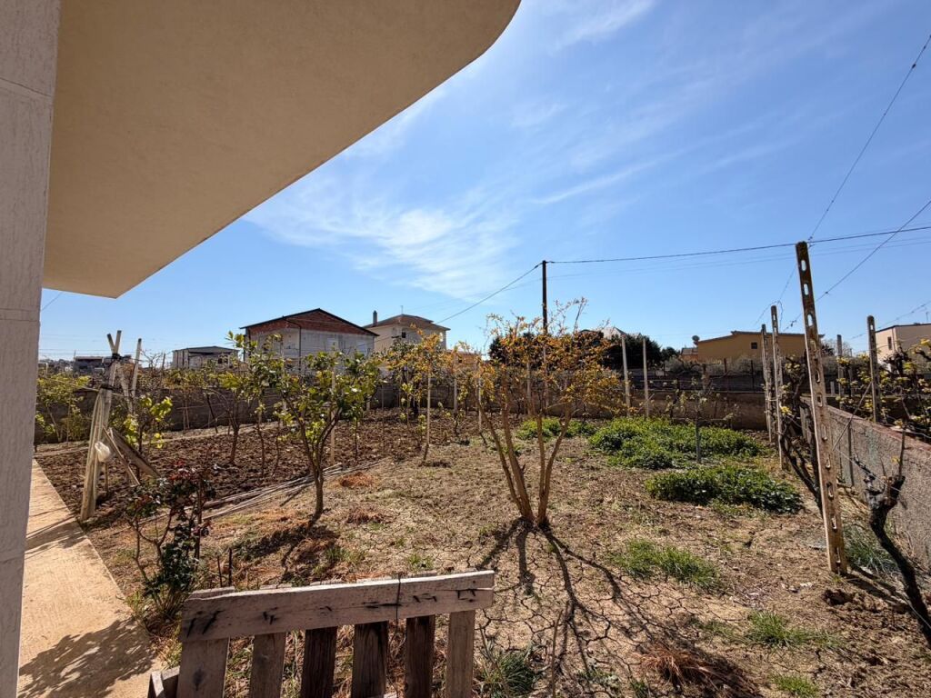 Villa su 3 Piani in Vendita – 2° Piano Abitabile, Strada Secondaria Spiaggia, Durrës