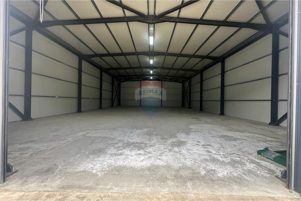 Negozio/Magazzino - In Affitto - Via Myslym Keta, Tirana